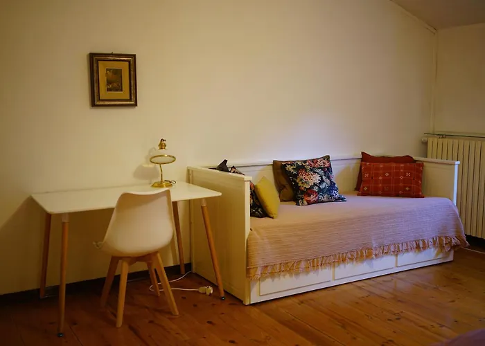 Stones And Pines 瓦拉洛